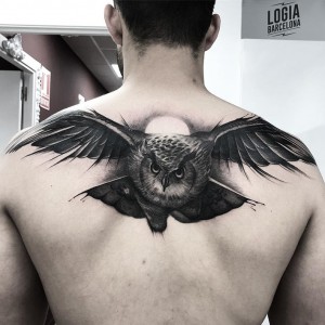tatuaje_buho_espalda_Logia_Barcelona_Jas